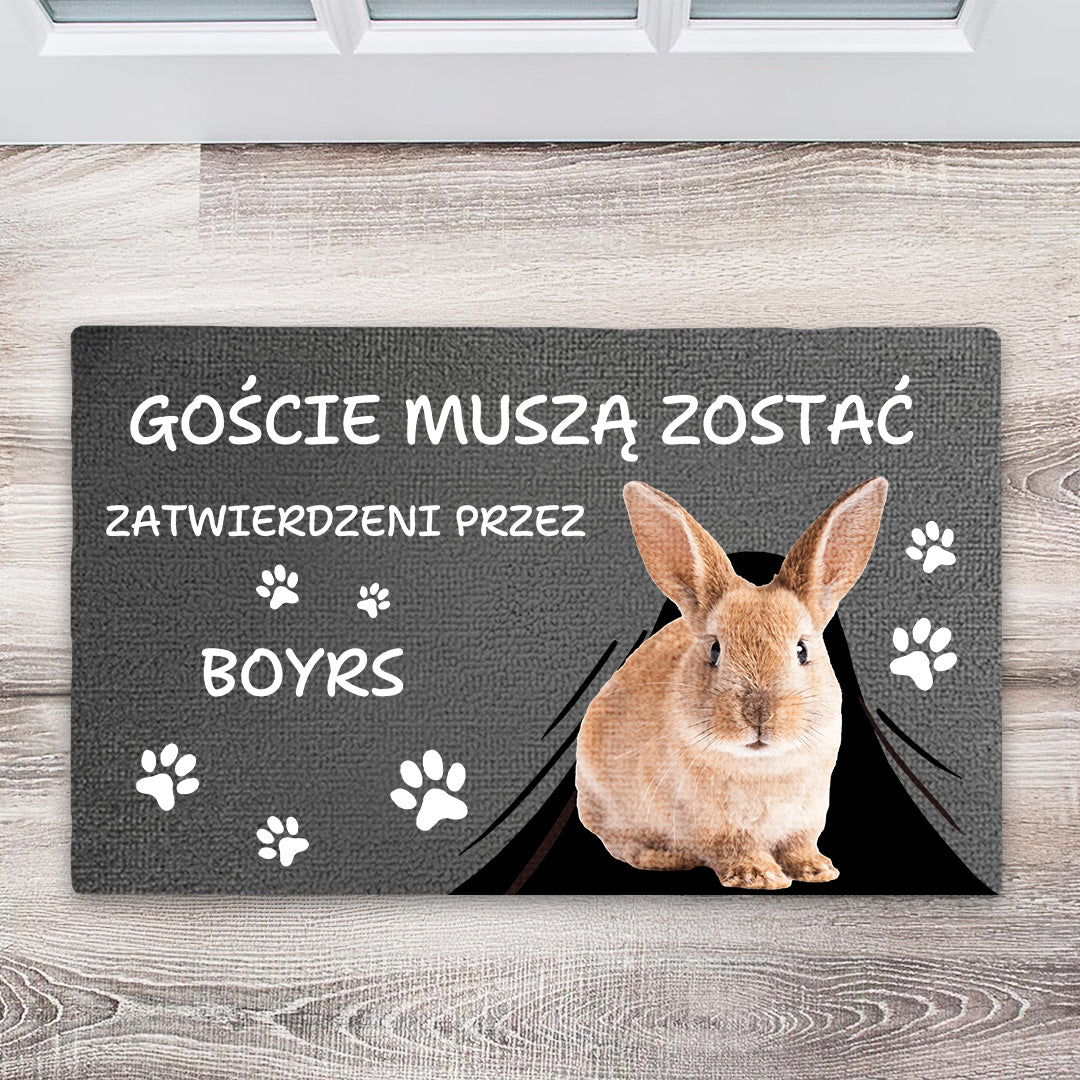 Goście Muszą Zostać Zatwierdzeni Przez - Prezent dla Właścicieli Zwierząt - Personalizowana Wycieraczka